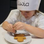 02.12.2022. Kielce. Audycja „Smaczny weekend". Kuchnię Radia Kielce odwiedziły dzieci z Przedszkola Samorządowego numer 18 w Kielcach, które przygotowały pierniczki / Fot. Piotr Kwaśniewski - Radio Kielce