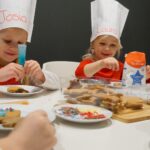 02.12.2022. Kielce. Audycja „Smaczny weekend". Kuchnię Radia Kielce odwiedziły dzieci z Przedszkola Samorządowego numer 18 w Kielcach, które przygotowały pierniczki / Fot. Piotr Kwaśniewski - Radio Kielce