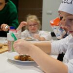 02.12.2022. Kielce. Audycja „Smaczny weekend". Kuchnię Radia Kielce odwiedziły dzieci z Przedszkola Samorządowego numer 18 w Kielcach, które przygotowały pierniczki / Fot. Piotr Kwaśniewski - Radio Kielce