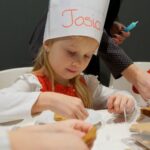 02.12.2022. Kielce. Audycja „Smaczny weekend". Kuchnię Radia Kielce odwiedziły dzieci z Przedszkola Samorządowego numer 18 w Kielcach, które przygotowały pierniczki / Fot. Piotr Kwaśniewski - Radio Kielce