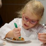 02.12.2022. Kielce. Audycja „Smaczny weekend". Kuchnię Radia Kielce odwiedziły dzieci z Przedszkola Samorządowego numer 18 w Kielcach, które przygotowały pierniczki / Fot. Piotr Kwaśniewski - Radio Kielce