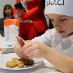 02.12.2022. Kielce. Audycja „Smaczny weekend". Kuchnię Radia Kielce odwiedziły dzieci z Przedszkola Samorządowego numer 18 w Kielcach, które przygotowały pierniczki / Fot. Piotr Kwaśniewski - Radio Kielce