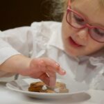 02.12.2022. Kielce. Audycja „Smaczny weekend". Kuchnię Radia Kielce odwiedziły dzieci z Przedszkola Samorządowego numer 18 w Kielcach, które przygotowały pierniczki / Fot. Piotr Kwaśniewski - Radio Kielce