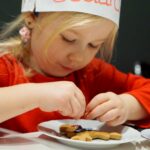 02.12.2022. Kielce. Audycja „Smaczny weekend". Kuchnię Radia Kielce odwiedziły dzieci z Przedszkola Samorządowego numer 18 w Kielcach, które przygotowały pierniczki / Fot. Piotr Kwaśniewski - Radio Kielce