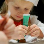 02.12.2022. Kielce. Audycja „Smaczny weekend". Kuchnię Radia Kielce odwiedziły dzieci z Przedszkola Samorządowego numer 18 w Kielcach, które przygotowały pierniczki / Fot. Piotr Kwaśniewski - Radio Kielce