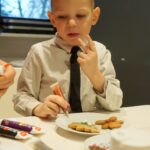 02.12.2022. Kielce. Audycja „Smaczny weekend". Kuchnię Radia Kielce odwiedziły dzieci z Przedszkola Samorządowego numer 18 w Kielcach, które przygotowały pierniczki / Fot. Piotr Kwaśniewski - Radio Kielce