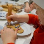 02.12.2022. Kielce. Audycja „Smaczny weekend". Kuchnię Radia Kielce odwiedziły dzieci z Przedszkola Samorządowego numer 18 w Kielcach, które przygotowały pierniczki / Fot. Piotr Kwaśniewski - Radio Kielce