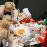 02.12.2022. Kielce. Audycja „Smaczny weekend". Kuchnię Radia Kielce odwiedziły dzieci z Przedszkola Samorządowego numer 18 w Kielcach, które przygotowały pierniczki / Fot. Piotr Kwaśniewski - Radio Kielce