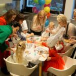 02.12.2022. Kielce. Audycja „Smaczny weekend". Kuchnię Radia Kielce odwiedziły dzieci z Przedszkola Samorządowego numer 18 w Kielcach, które przygotowały pierniczki / Fot. Piotr Kwaśniewski - Radio Kielce