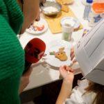 02.12.2022. Kielce. Audycja „Smaczny weekend". Kuchnię Radia Kielce odwiedziły dzieci z Przedszkola Samorządowego numer 18 w Kielcach, które przygotowały pierniczki / Fot. Piotr Kwaśniewski - Radio Kielce