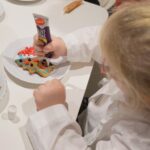 02.12.2022. Kielce. Audycja „Smaczny weekend". Kuchnię Radia Kielce odwiedziły dzieci z Przedszkola Samorządowego numer 18 w Kielcach, które przygotowały pierniczki / Fot. Piotr Kwaśniewski - Radio Kielce