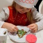 02.12.2022. Kielce. Audycja „Smaczny weekend". Kuchnię Radia Kielce odwiedziły dzieci z Przedszkola Samorządowego numer 18 w Kielcach, które przygotowały pierniczki / Fot. Piotr Kwaśniewski - Radio Kielce