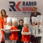 02.12.2022. Kielce. Audycja „Smaczny weekend". Kuchnię Radia Kielce odwiedziły dzieci z Przedszkola Samorządowego numer 18 w Kielcach, które przygotowały pierniczki / Fot. Piotr Kwaśniewski - Radio Kielce