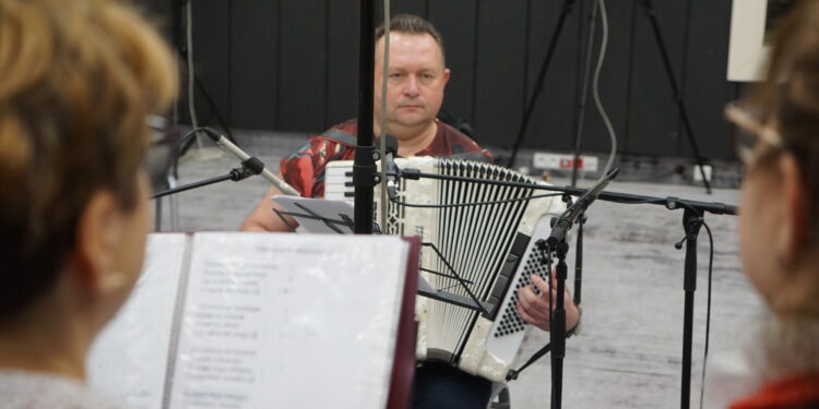 10.12.2022. Radio Kielce. Studio GRAM. Nagrania zespołu „Nietuliszczanie” / Fot. Sebastian Kalwat - Radio Kiece