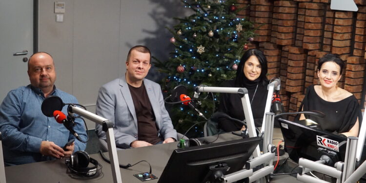 12.12.2022. Radio Kielce. Punkty Widzenia. Na zdjęciu (od lewej): Artur Pluta - właściciel szkoły jazdy Enigma, Paweł Kubicki - prezes Spółdzielni Mieszkaniowej Bocianek, Renata Gruszczyńska - prezes Rejonowego Przedsiębiorstwa Zieleni i Usług Komunalnych w Kielcach. / Fot. Dionizy Krawczyński - Radio Kielce