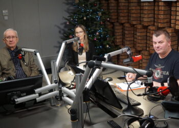 13.12.2022. Radio Kielce. Punkty Widzenia. Na zdjęciu (od lewej): Waldemar Bartosz - przewodniczący Regionu Świętokrzyskiego NSZZ Solidarność, Marzena Grosicka - Instytut Pamięci Narodowej w Kielcach, Radosław Podsiadły - dziennikarz Radia Kielce. / Fot. Dionizy Krawczyński - Radio Kielce