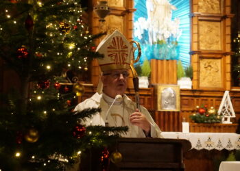 25.12.2022. Kielce. Pasterka w kościele pod wezwaniem Niepokalanego Serca Najświętszej Maryi Panny w Kielcach. Na zdjęciu: biskup Jan Piotrowski / Fot. Arkadiusz Miller - Radio Kielce