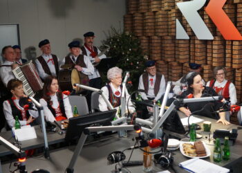 26.12.2022. Kielce. Radio Kielce. Drugi dzień świat Bożego Narodzenia. Program świąteczny. Zespół Pieśni i Tańca Wincentowianie oraz Aktywne Kobiety Gnieździsk / Fot. Sebastian Kalwat - Radio Kielce