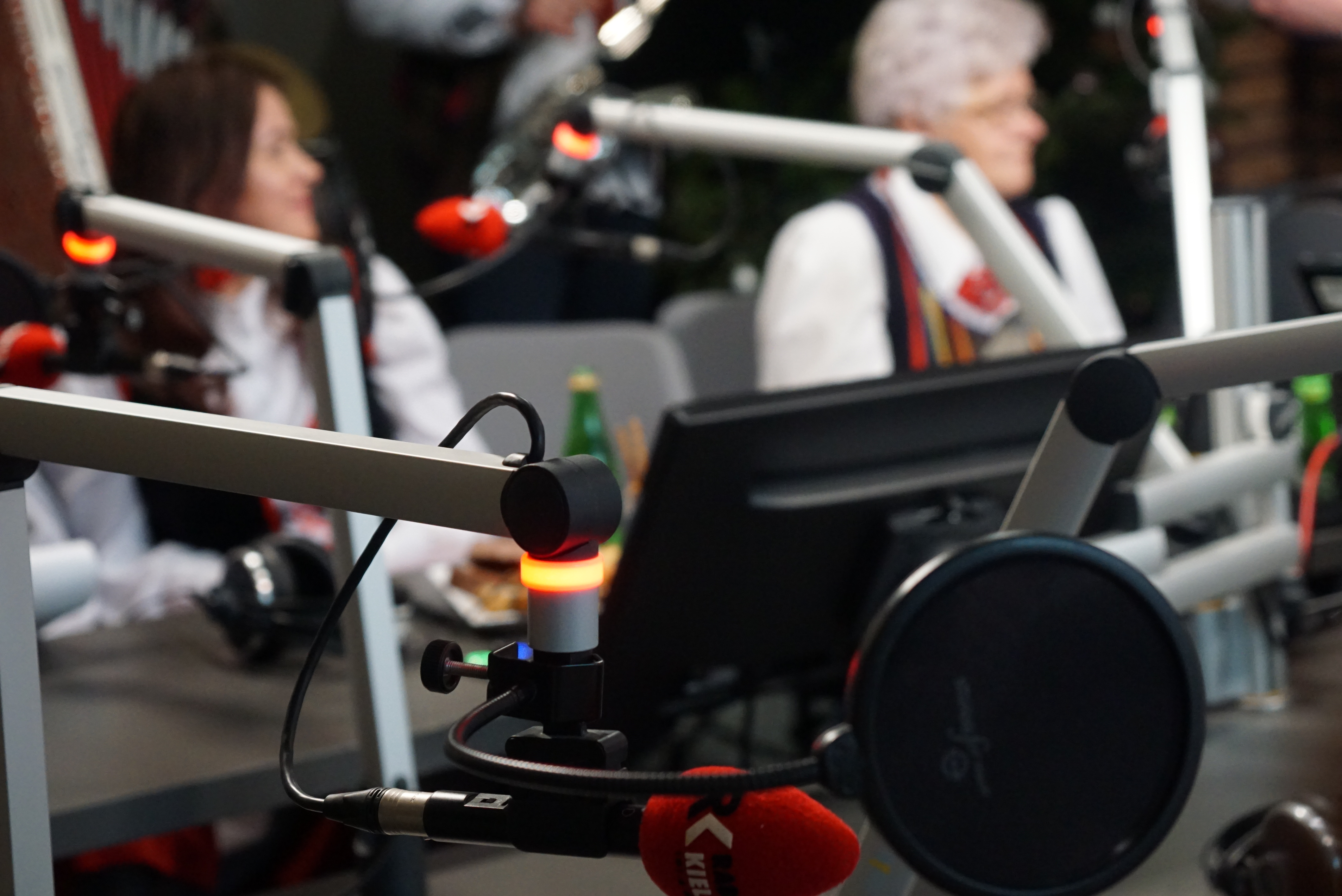 Śpiew i opowieści o zwyczajach bożonarodzeniowych w świątecznym programie Radia Kielce [ZDJĘCIA]