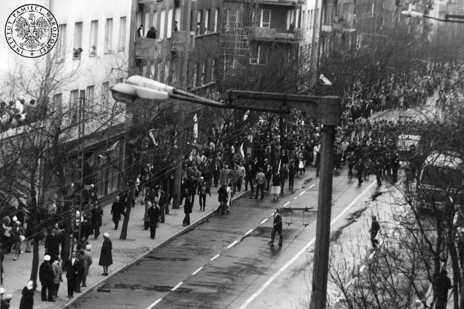 01.05.1982. Gdynia. Manifestacja idąca ulicą Świętojańską w Gdyni. W głębi widać tłum ludzi przechodzący przez kordon milicjantów stojący w poprzek drogi