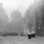 ZOMO na ulicy Długiej w Gdańsku, prawdopodobnie w maju 1982 r. / źródło: Instytut Pamięci Narodowej