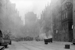 ZOMO na ulicy Długiej w Gdańsku, prawdopodobnie w maju 1982 r. / źródło: Instytut Pamięci Narodowej