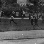 Wrocław. 1982 r. Kilkanaście uciekających osób / źródło: Instytut Pamięci Narodowej