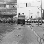 13.12.1981. Łódź. Odział milicji usuwa ludzi z ulicy Piotrkowskiej w pobliżu siedziby Zarządu Regionalnego NSZZ Solidarność w Łodzi przy ul. Piotrkowskiej 260