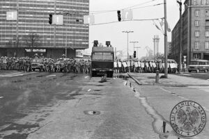 13.12.1981. Łódź. Odział milicji usuwa ludzi z ulicy Piotrkowskiej w pobliżu siedziby Zarządu Regionalnego NSZZ Solidarność w Łodzi przy ul. Piotrkowskiej 260