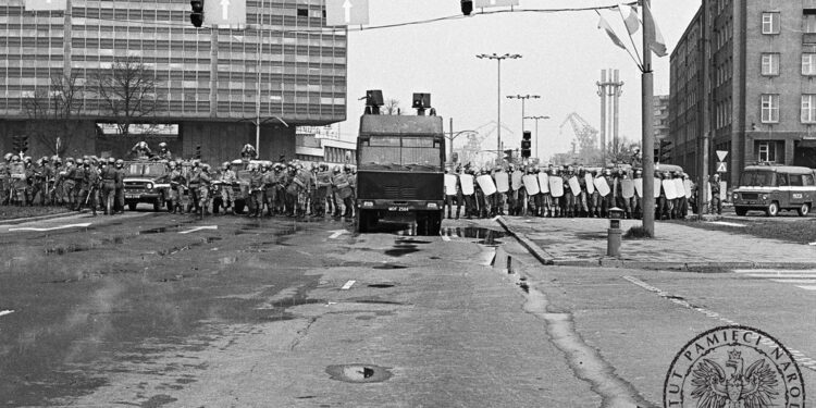 13.12.1981. Łódź. Odział milicji usuwa ludzi z ulicy Piotrkowskiej w pobliżu siedziby Zarządu Regionalnego NSZZ Solidarność w Łodzi przy ul. Piotrkowskiej 260