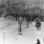 Warszawa. Funkcjonariusze Milicji Obywatelskiej (MO, ZOMO) przygotowują się do pacyfikacji demonstracji na placu Zamkowym