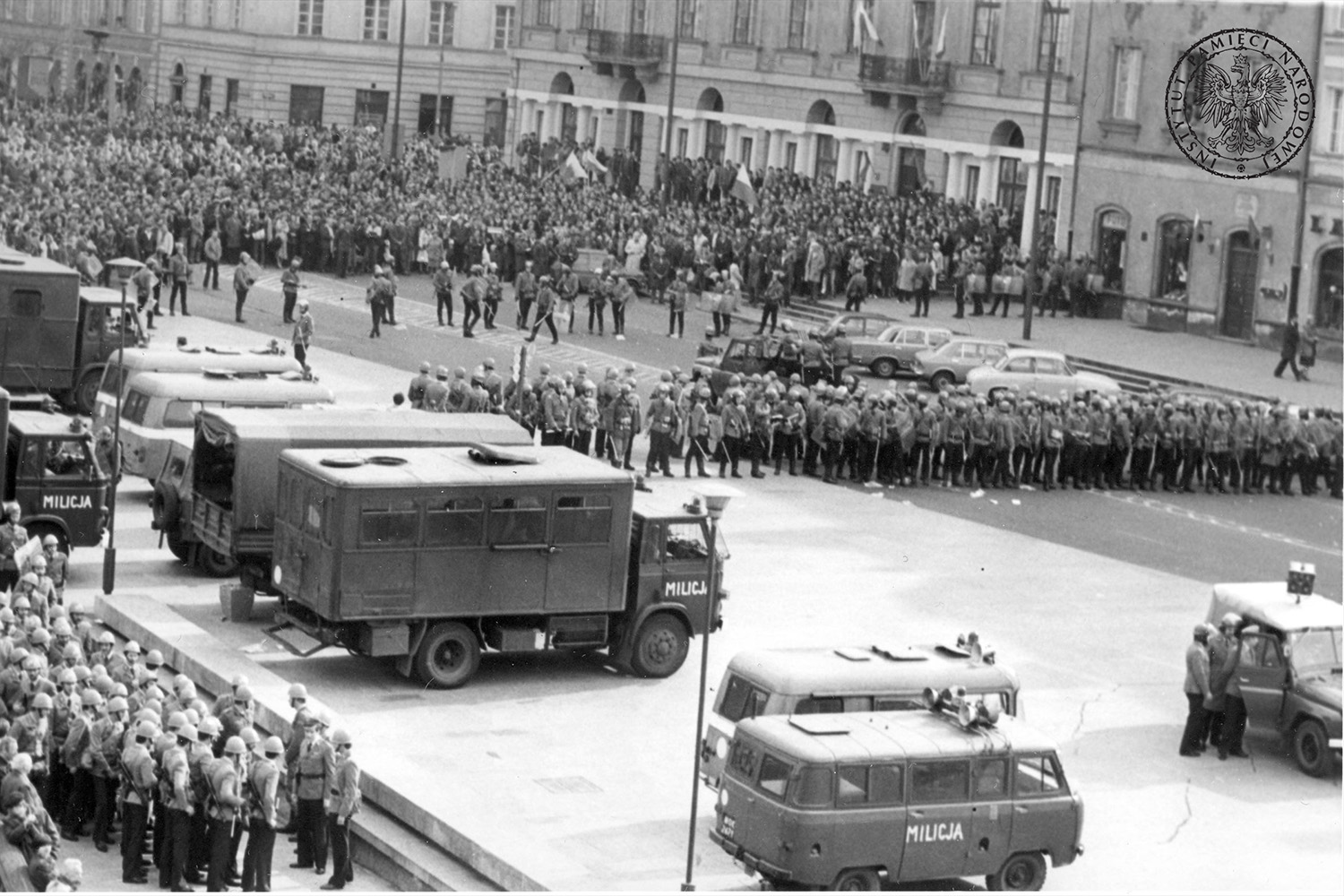 15.12.1981. Wjazd czołgów T55 w ul. Wały Piastowskie
