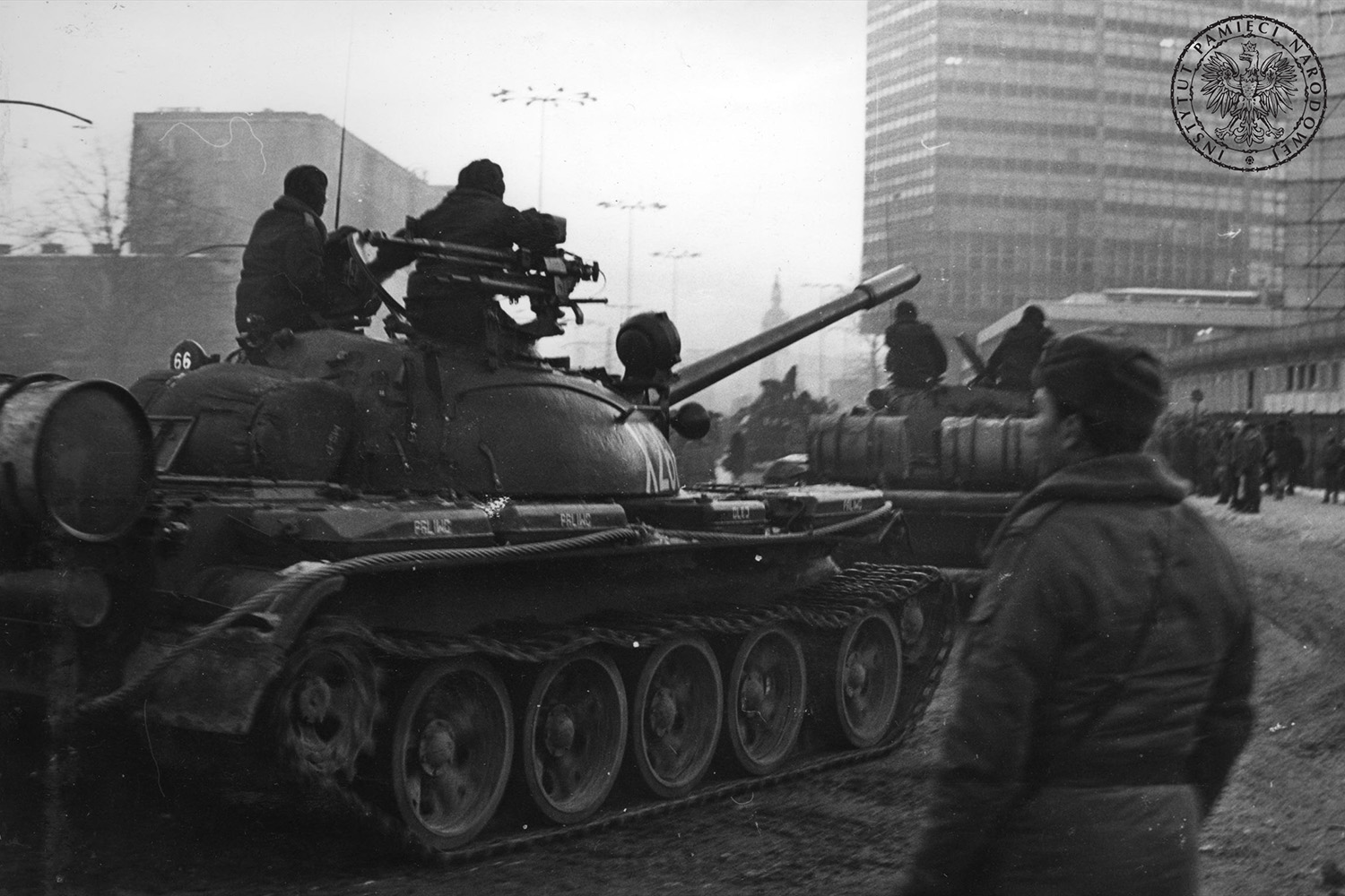 15.12.1981. Wjazd czołgów T55 w ul. Wały Piastowskie