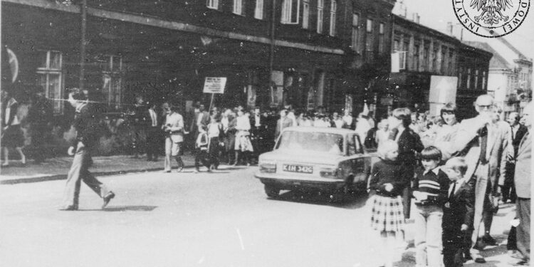 01.05.1982. Kielce. Tzw. kontrpochód / źródło: Instytut Pamięci Narodowej