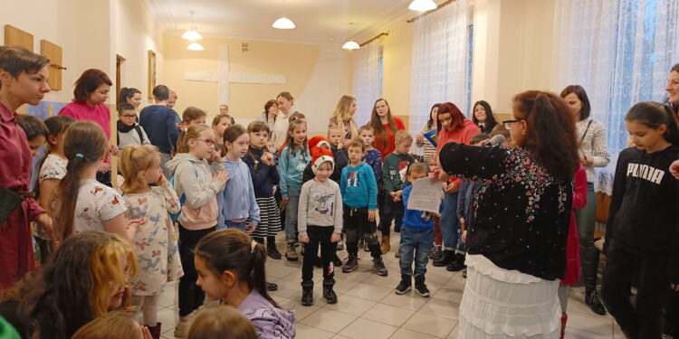 09.12.2022. Kielce. Mikołajkowe spotkanie przygotowane przez Caritas Diecezji Kieleckiej. / Fot. Ewelina Walczak - Radio Kielce