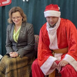 06.12.2022. Starachowice. Wizyta Świętego Mikołaja w przedszkolu Kreatywne Nutki. Na zdjęciu z lewej poseł Agata Wojtyszek / Fot. Anna Głąb – Radio Kielce