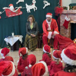 06.12.2022. Starachowice. Wizyta Świętego Mikołaja w przedszkolu Kreatywne Nutki. Na zdjęciu z lewej poseł Agata Wojtyszek / Fot. Anna Głąb – Radio Kielce