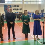 10.11.2022. Pawłów, Turniej Służb Mundurowych w Piłce Ręcznej. Na zdjęciu (od lewej): ppłk. Grzegorz Stęplewski - dowódca 103 batalionu lekkiej piechoty w Ostrowcu Św., wójt Pawłowa Marek Wojtas, poseł Agata Wojtyszek, wiceminister sportu Anna Krupka, Wanda Litwin z Międzynarodowego Stowarzyszenia Policji / Fot. Anna Głąb – Radio Kielce