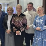 11.12.2022. Starachowice. Akcja charytatywna organizowana przez Stowarzyszenie Dolina Kamiennej. Na zdjęciu (od lewej) : radny Dariusz Nowak, radna Danuta Krępa, radna Agnieszka Kuś – prezes Stowarzyszenia Dolina Kamiennej, Andrzej Pruś - przewodniczący sejmiku województwa świętokrzyskiego, Beata Lefek, Anna Fitas. / Fot. Anna Głąb - Radio Kielce