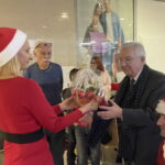 11.12.2022. Starachowice. Akcja charytatywna organizowana przez Stowarzyszenie Dolina Kamiennej. Na zdjęciu (po prawej): poseł Krzysztof Lipiec. / Fot. Anna Głąb - Radio Kielce