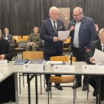 12.12.2022. Michniów. Spotkanie komitetu honorowego obchodów 80. rocznicy pacyfikacji Michniowa. Na zdjęciu (od lewej): bp Jan Piotrowski - ordynariusz diecezji kieleckiej, Andrzej Bętkowski - marszałek województwa świętokrzyskiego, Tadeusz Sikora - dyrektor Muzeum Wsi Kieleckiej i Zbigniew Koniusz - wojewoda świętokrzyski / Fot. Anna Głąb - Radio Kielce