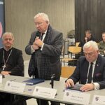 12.12.2022. Michniów. Spotkanie komitetu honorowego obchodów 80. rocznicy pacyfikacji Michniowa. Na zdjęciu (od lewej): bp Jan Piotrowski - ordynariusz diecezji kieleckiej, Krzysztof Lipiec - pełnomocnik okręgu kieleckiego PiS i Andrzej Bętkowski - marszałek województwa świętokrzyskiego / Fot. Anna Głąb - Radio Kielce