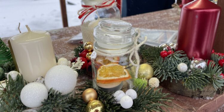 Zakonnicy z Wąchocka przygotowali stroiki i sianko na kiermasz - Radio Kielce 18.12.2022. Wąchock. Kiermasz adwentowy / Fot. Anna Głąb - Radio Kielce