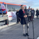 29.12.2022. Skarżysko-Kamienna. Otwarcie wiadukt nad torami. Na zdjęciu (przemawia): Artur Berus - starosta skarżyski. / Fot. Anna Głąb - Radio Kielce