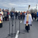 29.12.2022. Skarżysko-Kamienna. Otwarcie wiadukt nad torami. Na zdjęciu (z kropidłem): ks. Jan Kularski. / Fot. Anna Głąb - Radio Kielce