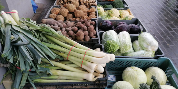 7.12.2022. Busko-Zdrój. Plac targowy przy ulicy Stawowej / Fot. Marta Gajda-Kruk / Radio Kielce