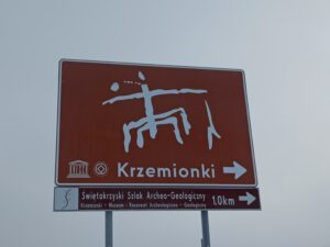 Znak drogowy kierujący na Krzemionki / Fot. Muzeum Historyczno-Archeologiczne w Ostrowcu Świętokrzyskim