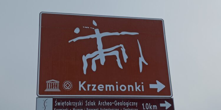 Znak drogowy kierujący na Krzemionki / Fot. Muzeum Historyczno-Archeologiczne w Ostrowcu Świętokrzyskim
