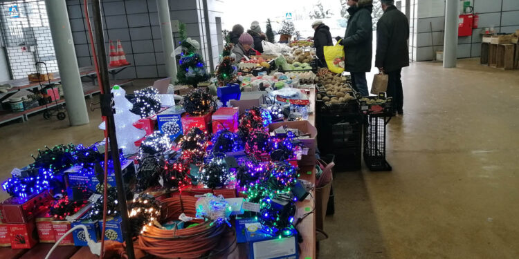 21.12.2022. Busko-Zdrój. Hala Targowa przy ul. Batorego / Fot. Marta Gajda-Kruk - Radio Kielce