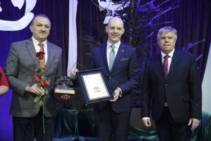 18.12.2022. Zagnańsk. Wręczenie Wyróżnień Gminy Zagnańsk. Na zdjęciu (od lewej): Mirosław Gębski - starosta kielecki, Wojciech Ślefarski - wójt gminy Zagnańsk, Mieczysław Gębski - wiceprzewodniczący sejmiku województwa / Fot. Jarosław Kubalski - Radio Kielce